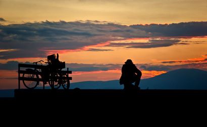 镜子对着大门有什么讲究，镜子正对着大门的风水怎么化解？