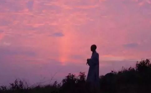 常年卧病在床的老人房间里最好不能摆放什么东西？