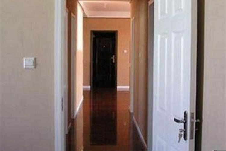 卧室门对卧室门用什么化解