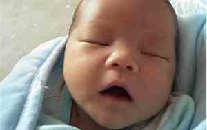 宝宝出生十天了脐带还没掉