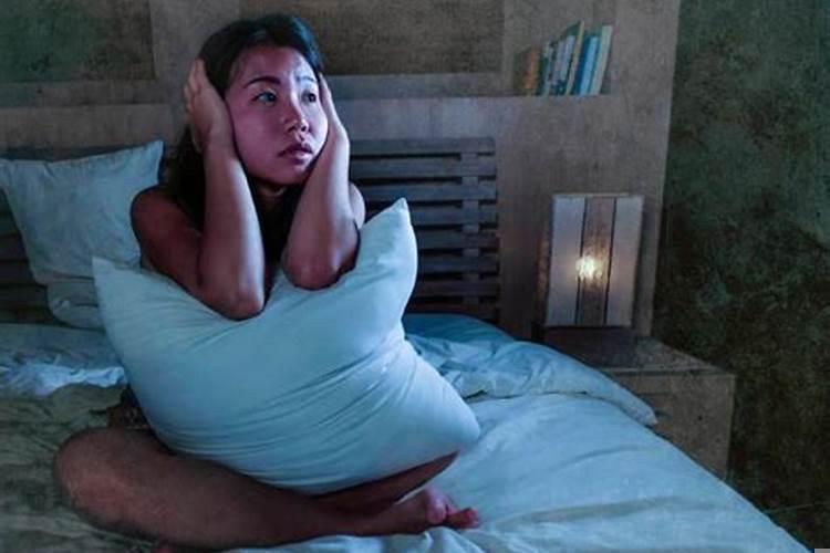 总是梦魇做噩梦，梦见有很多人看自己吃饭