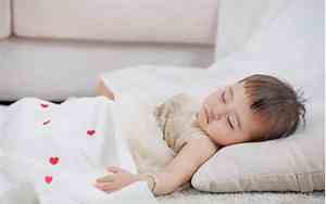 刚出生的婴儿可以睡枕头吗